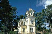 маленький викторианский дом с большой башней